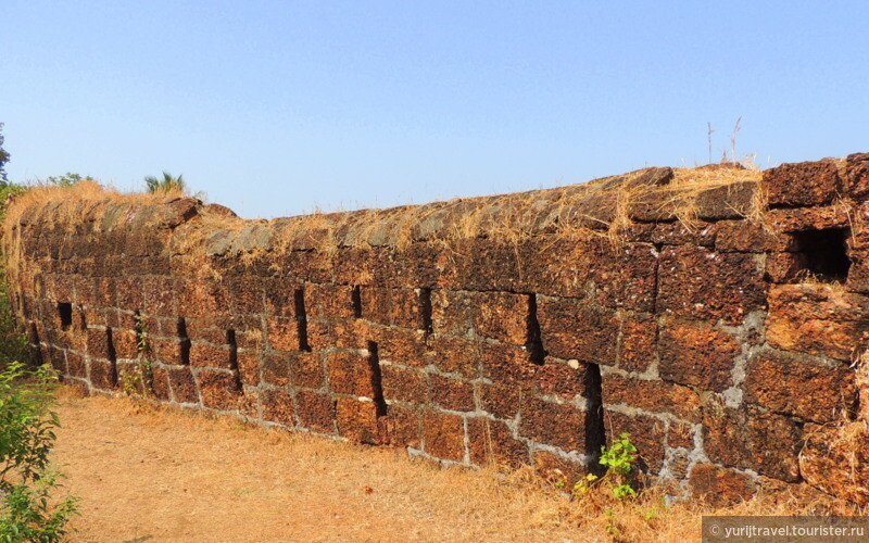 Крепостные стены форта