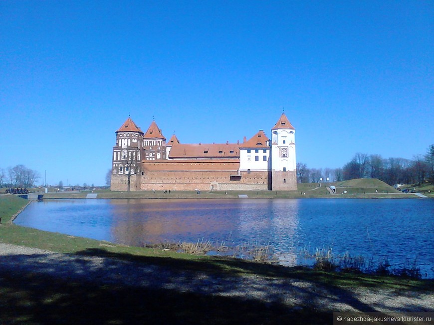 Как и полагается средневековому замку - окружен водой минимум с трех сторон.
