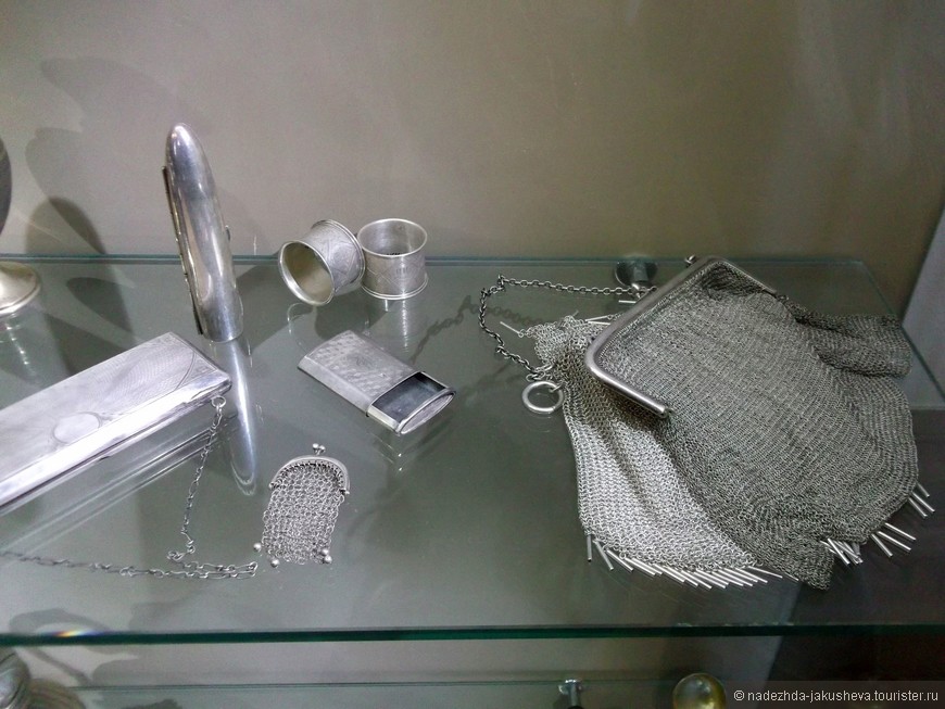 если с серебряной посудой все понятно, то от чего оберегала серебряная сумочка и кошелек? от излишней траты денег?