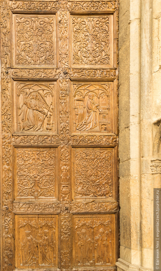 Резные деревянные двери собора отражают сцены из жизни девы Марии.