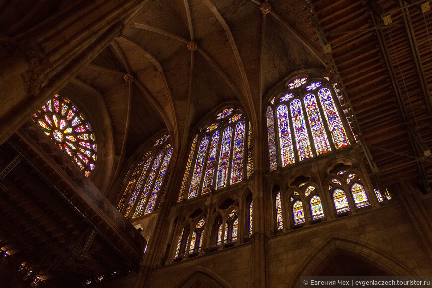 Всего в соборе более 100 окон, излучающих волшебный разноцветный свет.