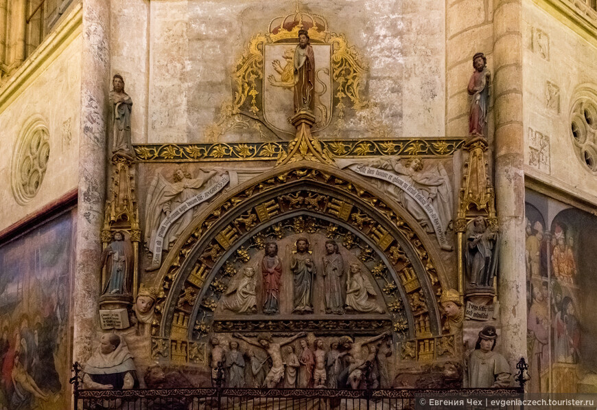 В соборе кроме основного алтаря есть 5 капелл с захоронениями епископов и королей.
   