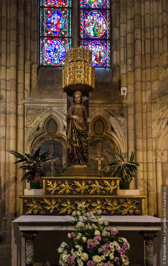Одна из самых необычных скульптур в соборе - изображение беременной Марии.