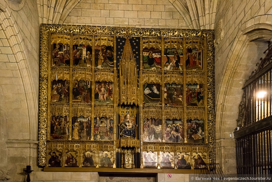 Главный алтарь собора состоит из 20 икон 16 века, выполненных Nicolas Frances.