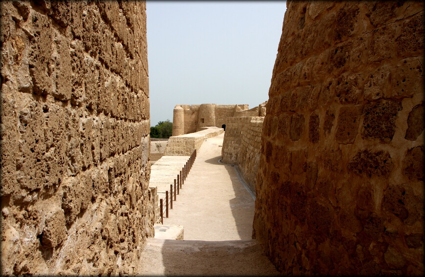 Расположен он на севере страны недалеко от столицы и называется Калат-аль-Бахрейн. Что на арабском означает форт или крепость Бахрейн.