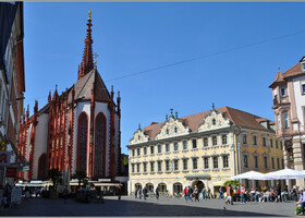 На мой взгляд, это два самых красивых здания Вюрцбурга - часовня Марии и дом "У сокола".