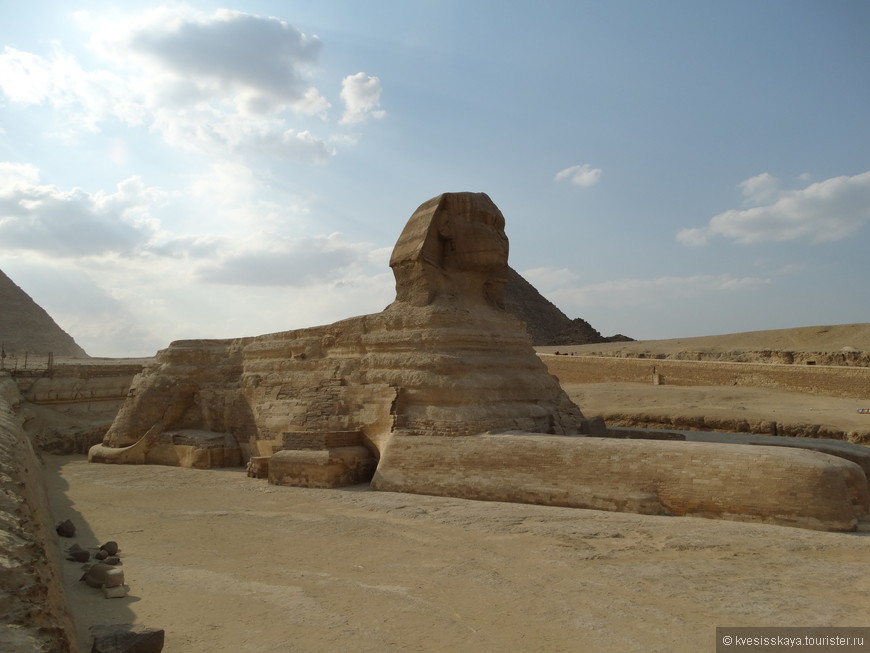 Большой Сфинкс на фоне пирамиды Хефрена, за ним находится Великая пирамида Хеопса.