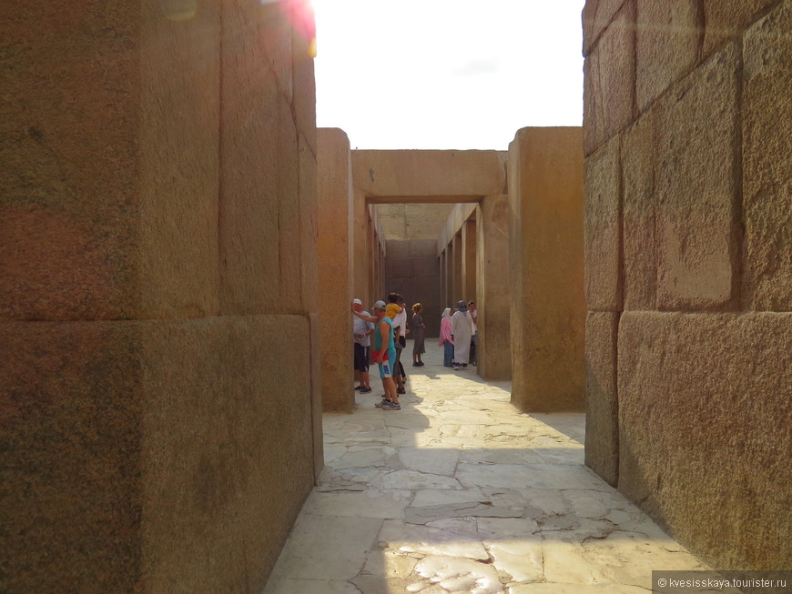Храм Сфинкса намного старше храма в Луксоре. Об этом свидетельствуют прямоугольные колонны. В храме Луксора колонны круглые.