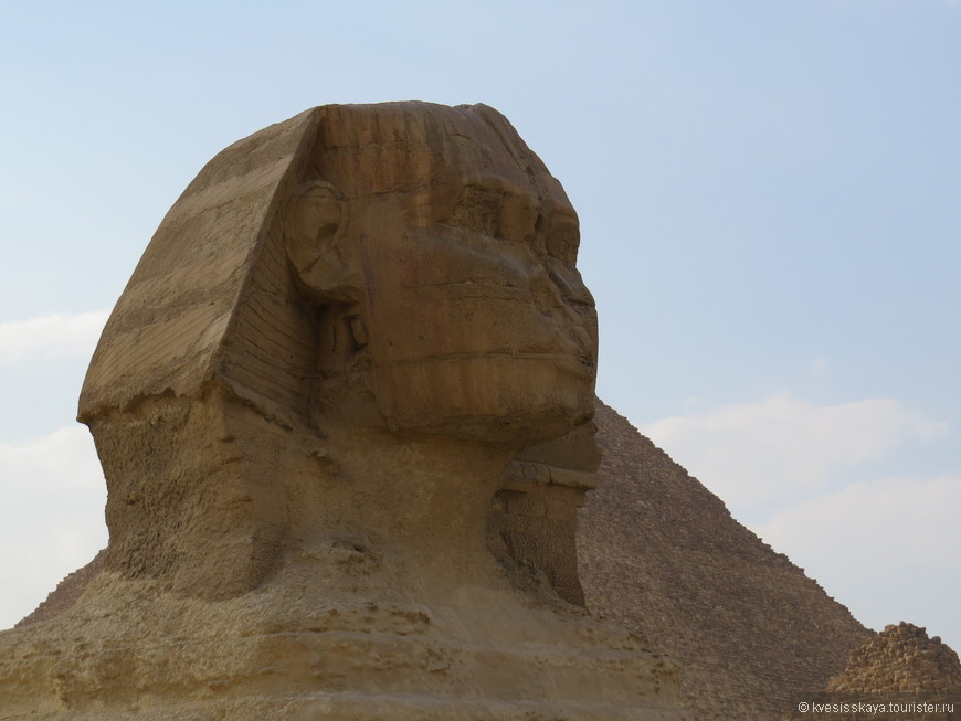 Скульптура Большого Сфинкса поражает воображение, производит неизгладимое, яркое впечатление. Это монолитное изваяние из огромной  известняковой скалы плато Гиза. Огромнейший Сфинкс  -  лежащий на песке пустыни лев, лицу которого, как утверждают учёные-египтологи, были приданы черты лица фараона IV правящей династии Хефрена, сына Хеопса, потому что Сфинс находится рядом  с его погребальной пирамидой. Но это лишь гипотеза.