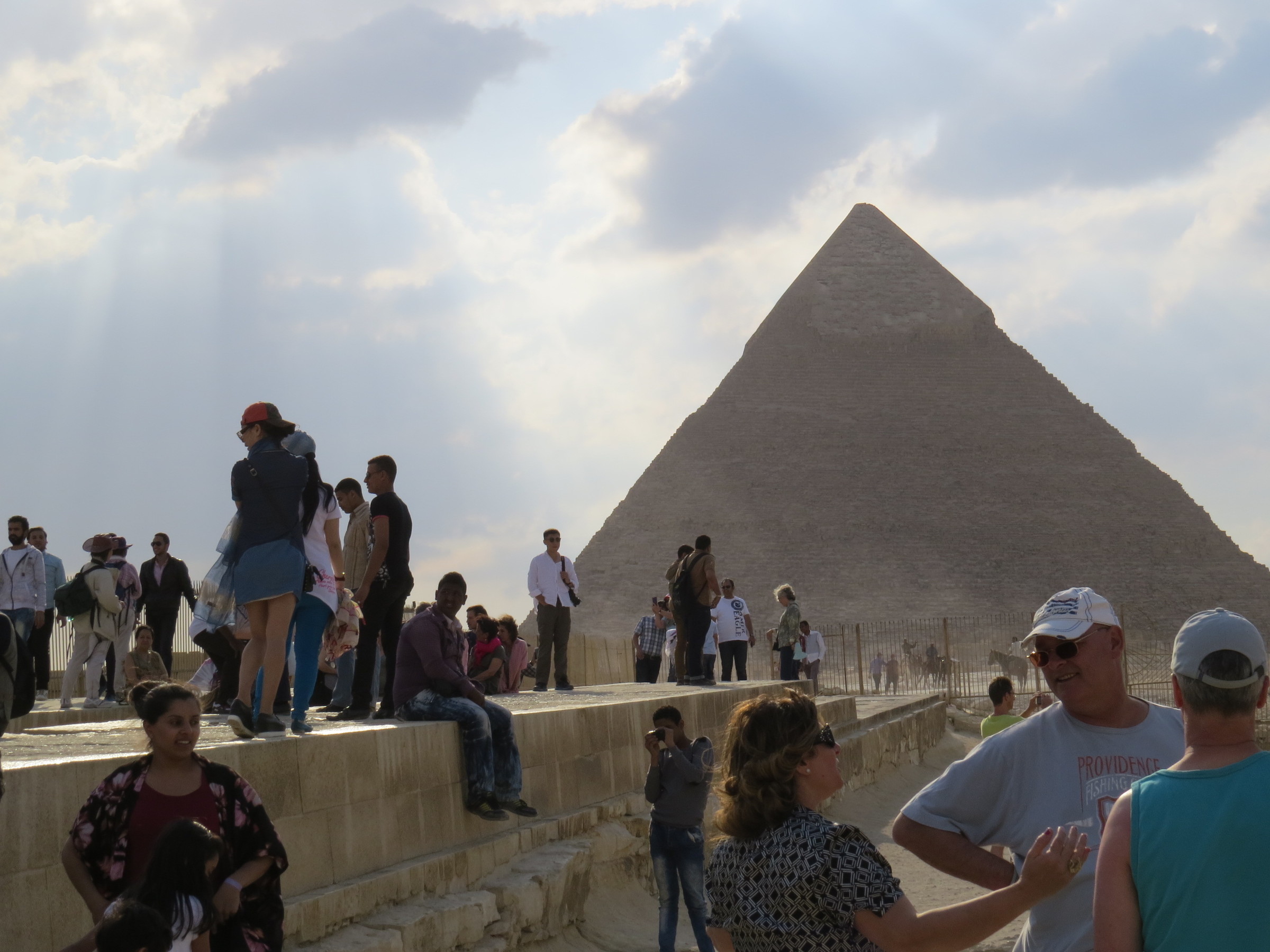 Египет апрель на двоих. Египет в апреле. Египет в конце апреля. Египет в апреле фото. Вид на пирамиды из Каира с дороги.