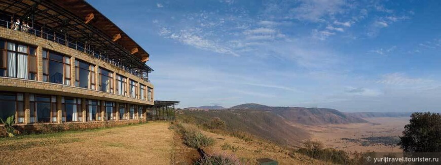 Ngorongoro Wildlife Lodge стоит прямо на краю кратера вулкана Нгоронгоро