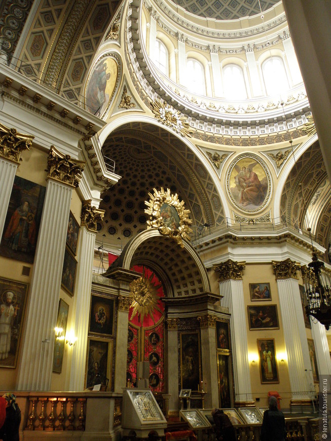Собор отличается богатым внутренним убранством. Екатерина II подарила для храма драгоценные богослужебные предметы и ряд картин на церковные сюжеты, созданных крупными мастерами западноевропейского искусства и русскими художниками-академистами.
    