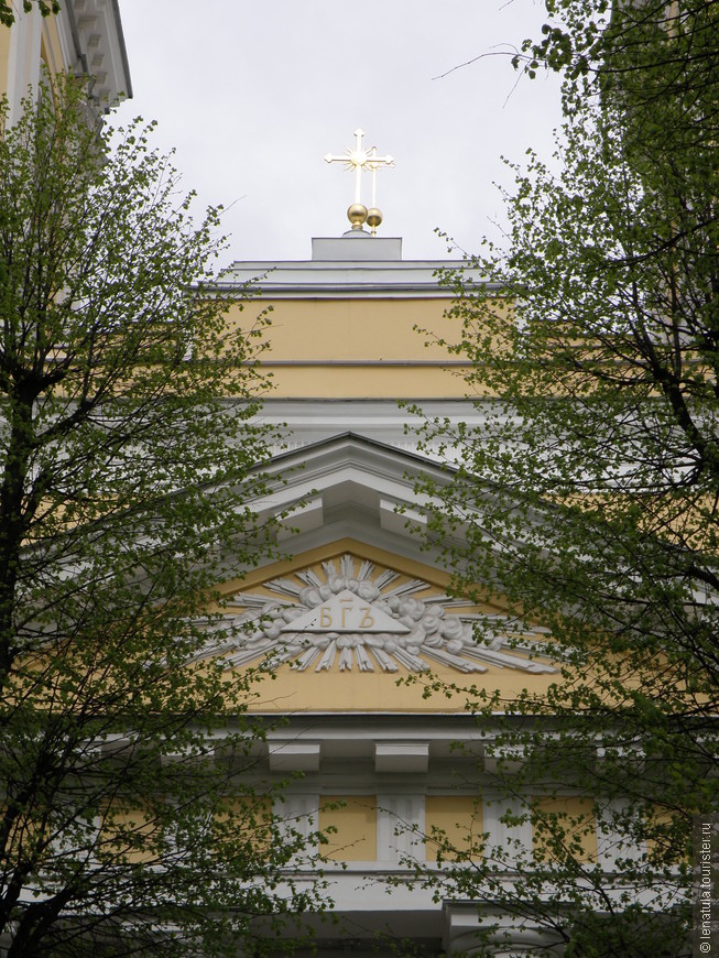 Над входом в храм – звезда Императорского Ордена святого благоверного князя Александра Невского