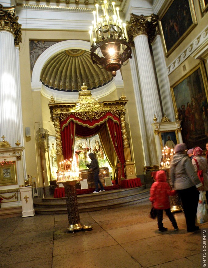 Одна из наиболее почитаемых святынь, находящихся в соборе – ковчег с мощами святого благоверного князя Александра Невского.