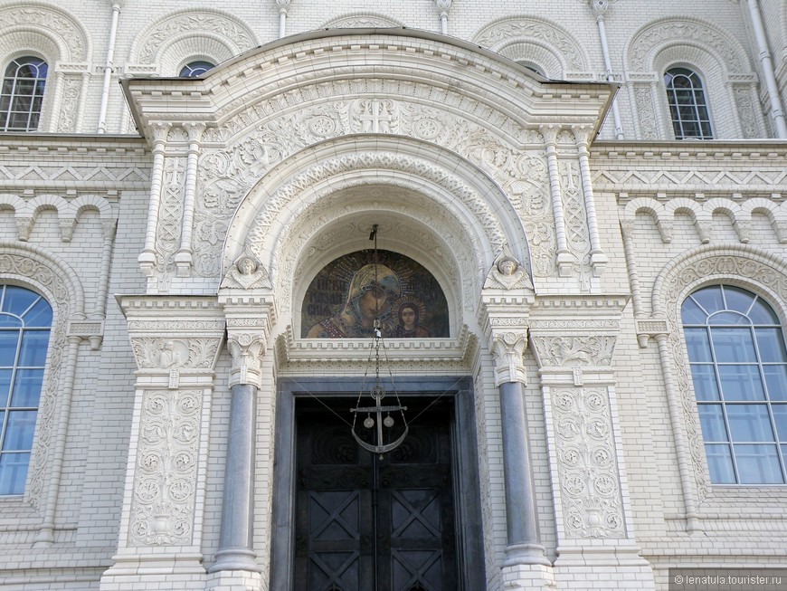 Якорь над входом и надвратная икона с северной стороны.     Фасад собора облицован кирпичом с орнаментами из терракоты, а также декоративными деталями из майолики и мозаики.