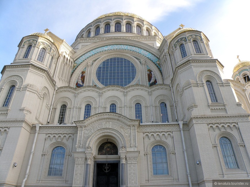 Морской Никольский (Николаевский) собор в Кронштадте был построен в 1901-1913 гг. Храм строился десять лет. Освящение собора состоялось в июне 1913 года в присутствии императорской семьи. 