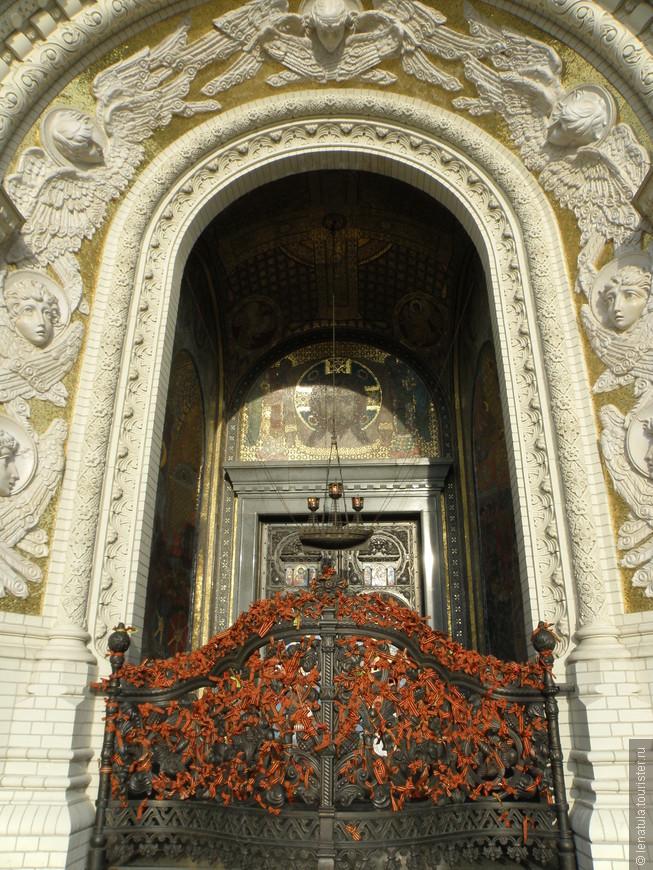 Георгиевские ленточки временно украсили парадные ворота собора