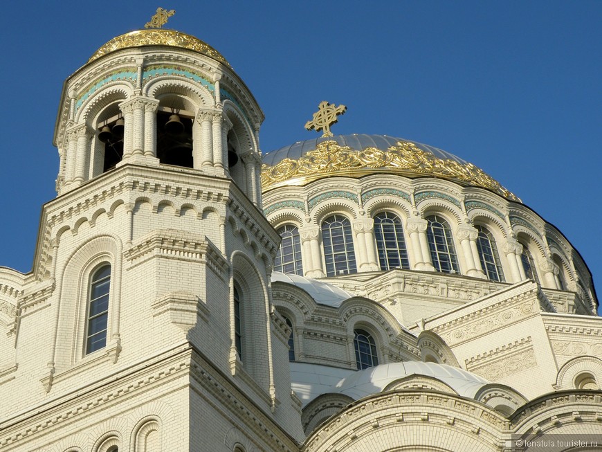 Морской собор в Кронштадте строился по плану храма Святой Софии в Константинополе. По архитектурному облику Морской собор относят к «русско-византийскому» стилю.