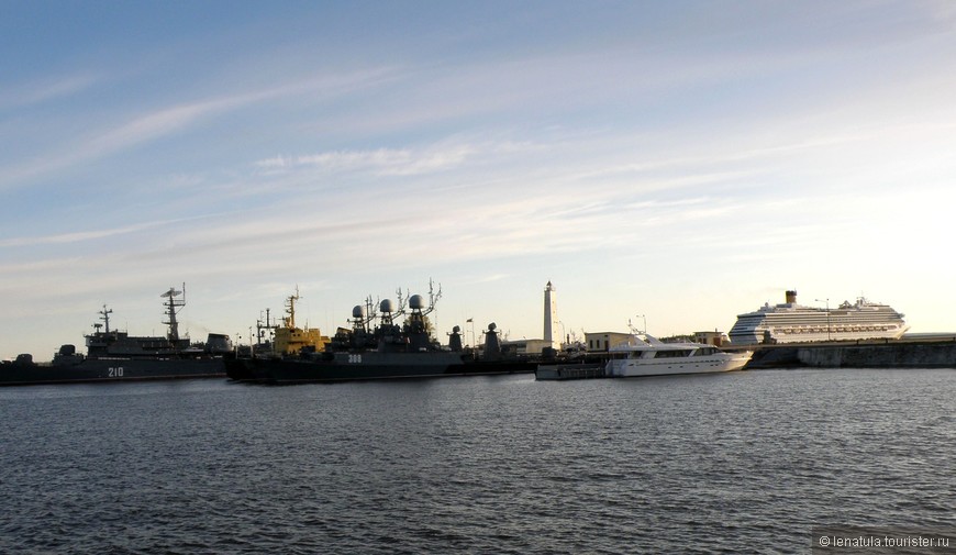 Часть Петровской пристани используется в качестве стоянки кораблями Балтийского флота.