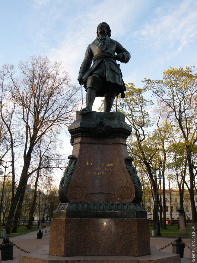 Памятник в Петровском парке стал первым, где Петр Великий изображен в полный рост и пешим (ранее были либо бюсты, либо конные статуи). В 1961 году у монумента украли шпагу, и она так и не была найдена, так что пришлось отливать другую. 