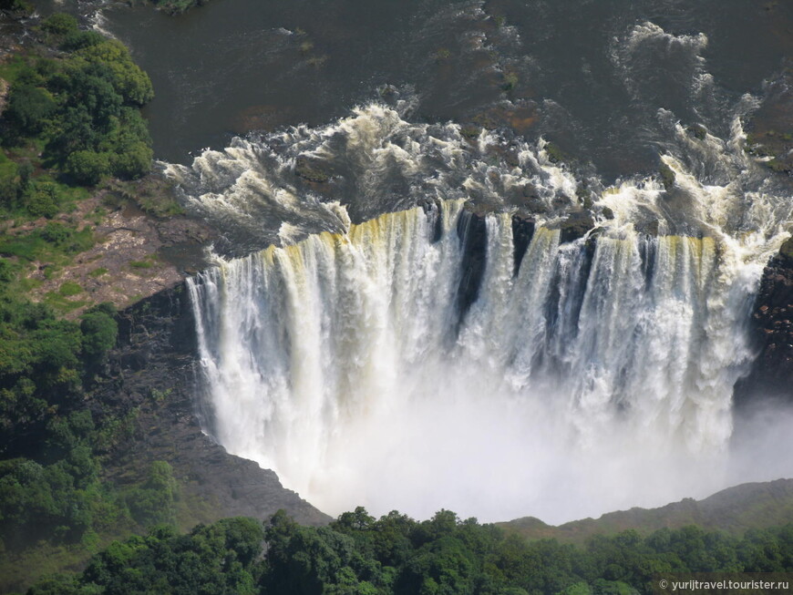 Самый левый край водопада, находящийся на стороне Зимбабаве, всегда самый полноводный. Январь 2007 г.