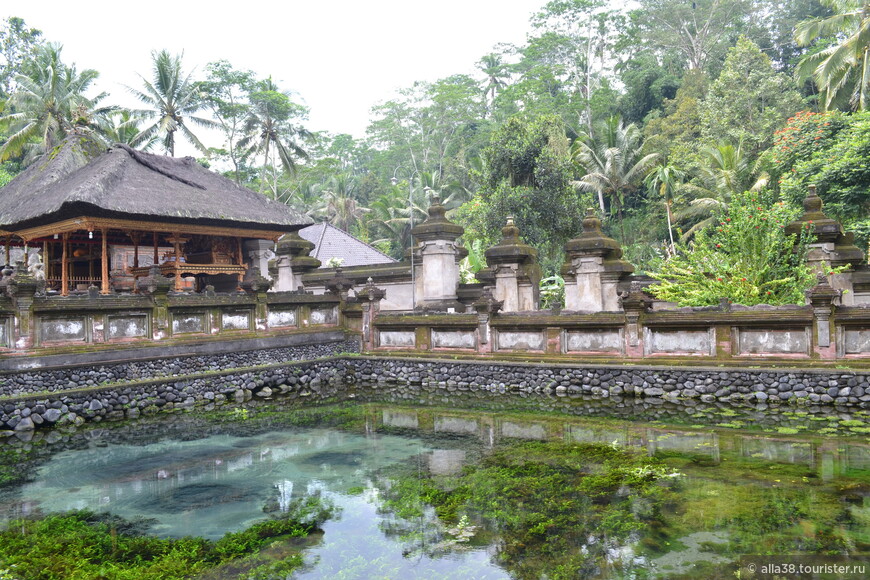 Храм и купания в святом источнике