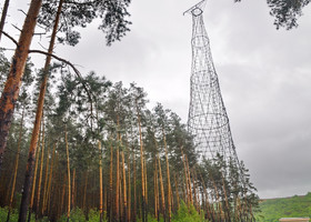 07. В марте 2008 года в рамках первого этапа реконструкции, проводимой «Нижновэнерго», были восстановлены 16 украденных весной 2005 года стальных балок-профилей самой нижней, цокольной, секции и два стальных кольца основания. Стоимость работ первого этапа составила 54 млн рублей. Башня была построена с огромным запасом — держала десятки тонн стального провода ЛЭП НиГРЭС — и, несмотря на отсутствие трети металлоконструкций основания, выдержала три года, опираясь всего на 30 оставшихся подлинных шуховских профилей основания. Башня Шухова сохранилась, хотя её основание полностью затапливается во время паводка и выдерживает многотонный напор воды и льда в течение недели. В спасении башни огромную роль сыграла общественность и добровольные пожертвования меценатов.