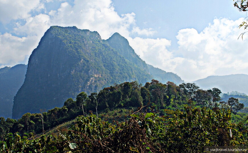Горный лаосский пейзаж. Когда-то по этим горам проходила т.н. Тропа Хо Ши Мина, по которой доставлялось оружие из Северного Вьетнана в Южный.