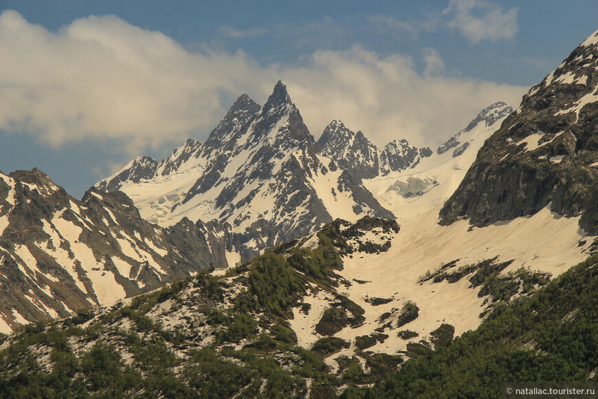 Конусообразный Пик Ине (3455 м) Ине, с карачаевского - игла. Пик Ине - один из самых красивых и известных пиков в Домбае. 