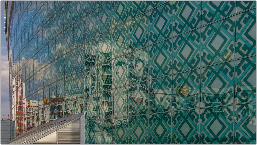 отражение в стеклянной стене  конгресс холла место проведения самита БРИКС и ШОС - 2015, Конгресс холл выполнен из стекла с национальным башкриским узором