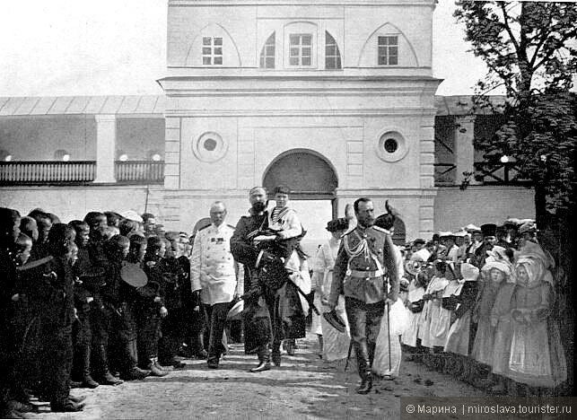 (фото из интернета) Посещение монастыря Николаем II с семьёй.