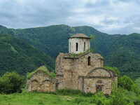 Христианские храмы на скалах.