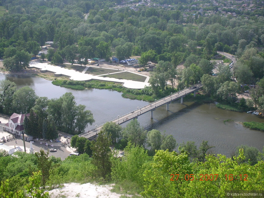 Чтобы попасть на территорию лавры надо переехать данный мост по Северскому Донцу или переплыть))