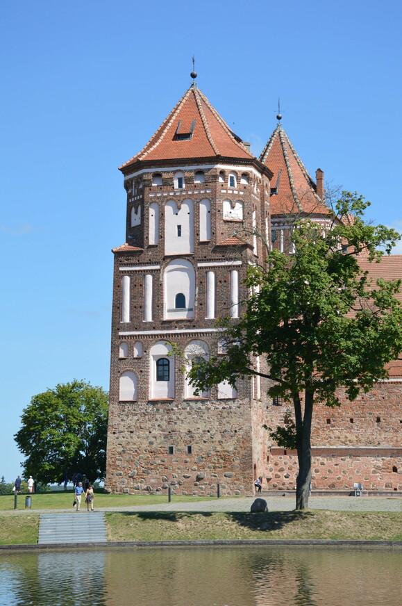 Мирский замок является самым восточным готическим сооружением, а также самым крупным и единственным не культовым объектом из сохранившихся немногих образцов самобытной белорусской готики