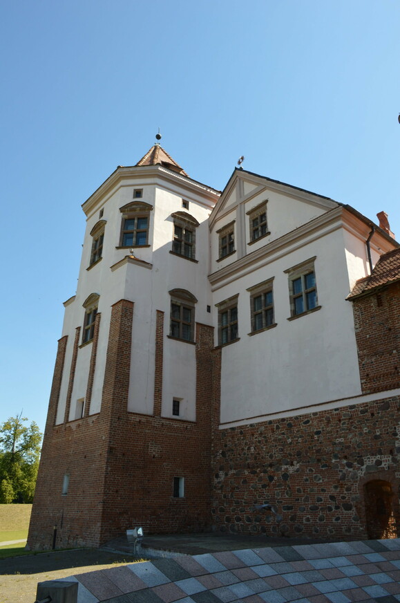 До 1568 года хозяевами были Ильиничи, потом — Радзивиллы (до 1828), Витгенштейны (до 1891). Последними владельцами замка были Святополк-Мирские (до 1939), после чего замок стал государственной собственностью.