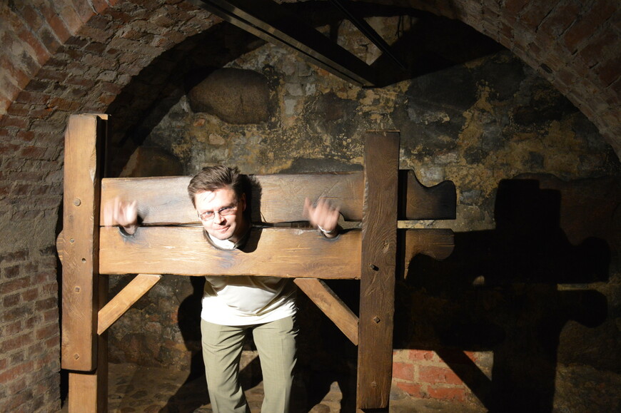В подвале  пятой башни была размещена тюрьма, а на втором этаже — каплица. Отсюда же опускали металлическую решётку, защищавшую деревянные въездные ворота.