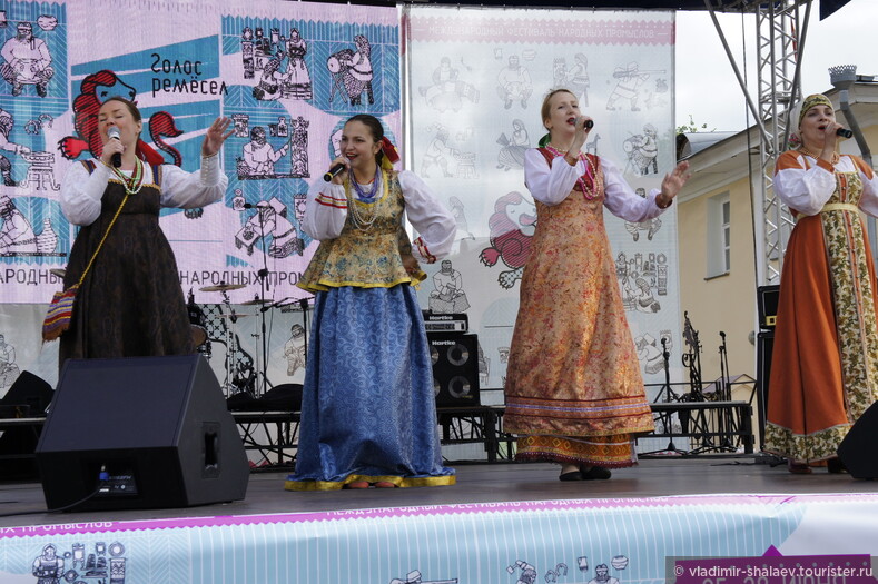 На Кремлёвской площади состоялось выступление фольклорных ансамблей.
