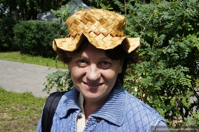Эта берестяная шляпа приехала от мастерицы из Ленинградской области.
