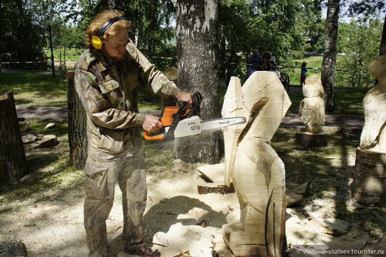 Этот молодой человек продемонстрировал, что и с помощью бензопилы можно делать деревянные скульптуры.
