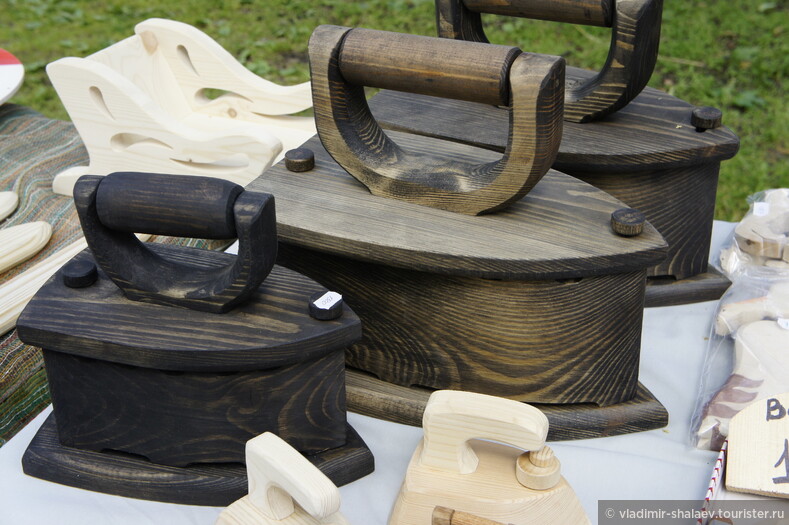 Среди изделий народного промысла есть и такие деревянные утюги.