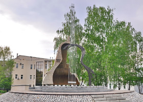 36. Колокол плавно переходящий в гитару на сцене. Этот памятник является самым большим в России посвященным Высоцкому (высота 9 метров). Поставили его в 2003 году.