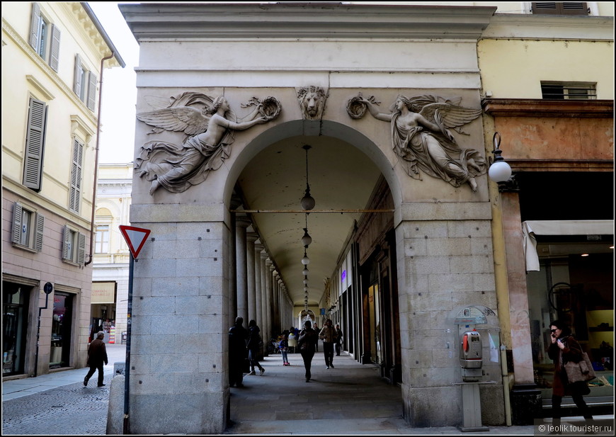 Подобные ангельские арки можно встретить во многих итальянских городах. И Новара в этом не исключение.