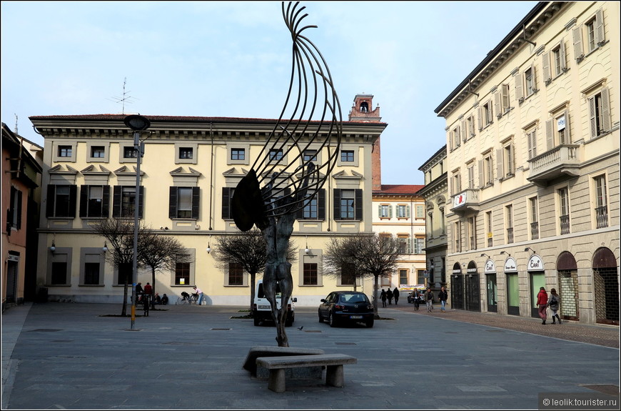 Памятник Икару на площади piazza Gramsci.