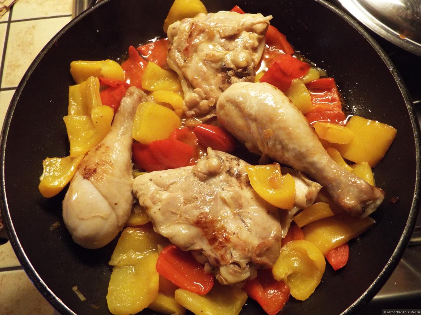 Курица с перцем на сковороде. Куриные ножки. Жареная курица. Курица с болгарским перцем на сковороде. Курица жареная с болгарским перцем.