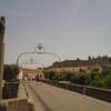 Крест посерeдине Нового Моста в Каркассоне символически отмечает границу между верхним городом - Сите  и нижним городом - Бастидой Святого Людовика