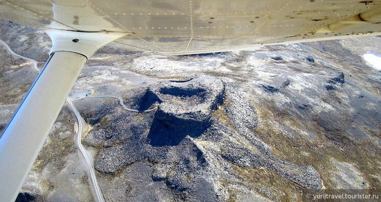 Скальное образование-крепость Боргарвирки — вид с самолета. Из интернета