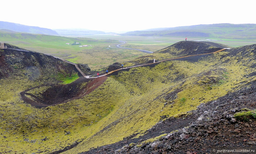 По краю кратера Грауброукаргигар идет оборудованная и безопасная дорожка