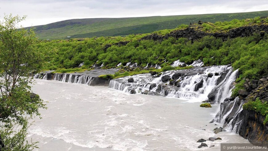Водопад Хрёйнфоссар состоит из сотен каскадов, вырывающихся из-под земли