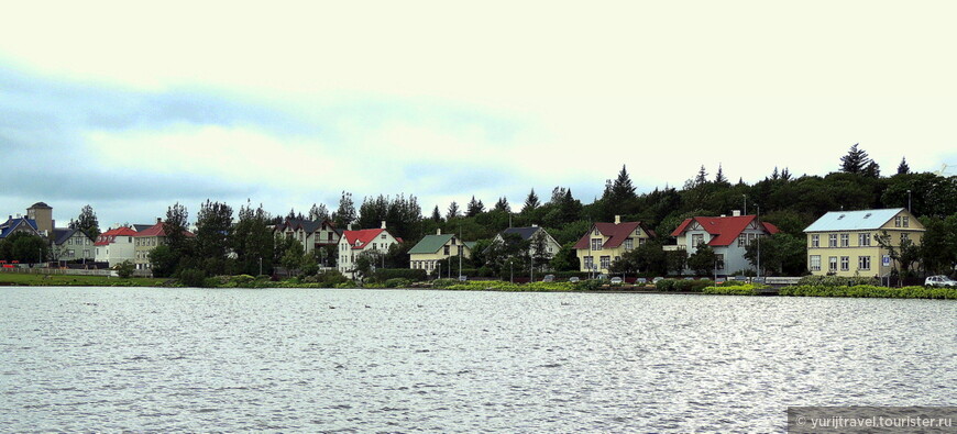 А это дома богатеев на берегу озера Тьорнин (Tjörnin)