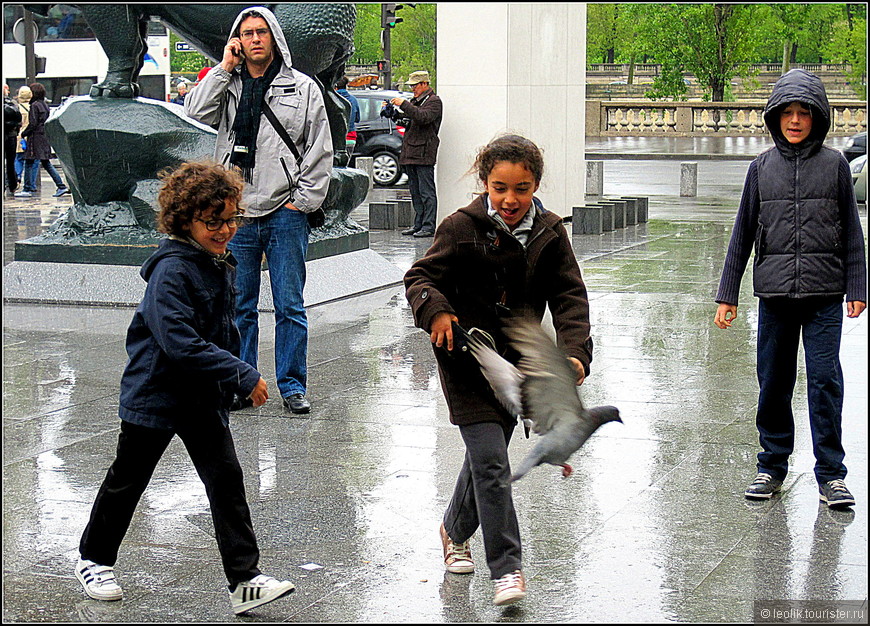 Дети гоняют голубей перед музеем Д Орсе.